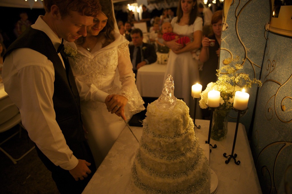 Cutting the cake 